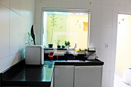Cozinha de casa de condomínio à venda com 3 quartos, 120m² em Vila Carmosina, São Paulo