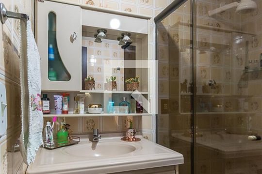 Banheiro  de apartamento à venda com 2 quartos, 75m² em Olaria, Rio de Janeiro