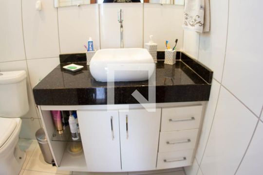 BANHEIRO SUITE de apartamento à venda com 4 quartos, 230m² em Novo Riacho, Contagem