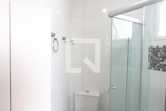 Banheiro social de kitnet/studio para alugar com 1 quarto, 30m² em Baeta Neves, São Bernardo do Campo