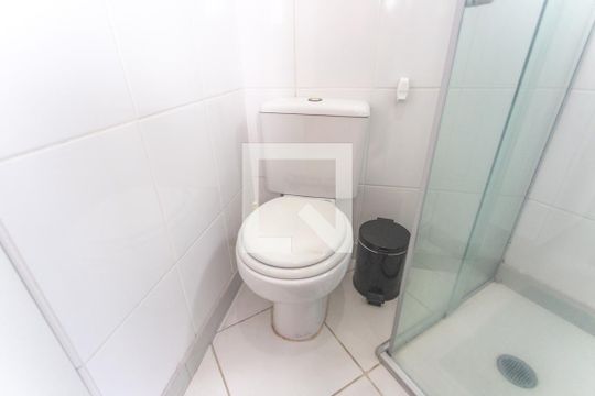 Banheiro social de kitnet/studio para alugar com 1 quarto, 30m² em Baeta Neves, São Bernardo do Campo