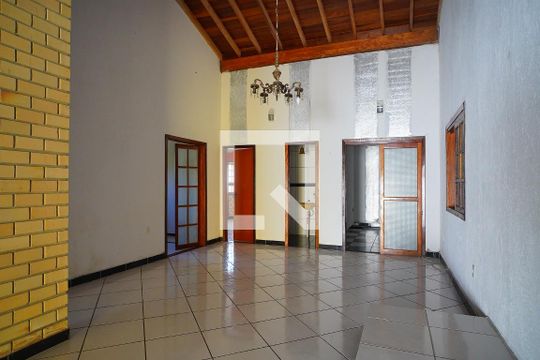 Sala de casa à venda com 3 quartos, 150m² em Teresópolis, Porto Alegre