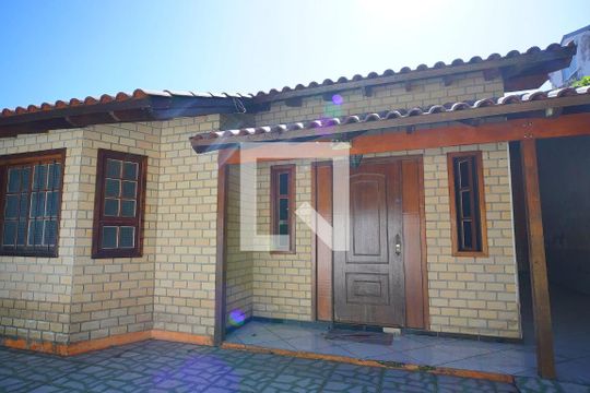 Fachada de casa à venda com 3 quartos, 150m² em Teresópolis, Porto Alegre