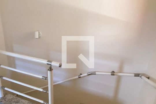 Escada de casa de condomínio para alugar com 5 quartos, 1400m² em Alphaville, Santana de Parnaíba