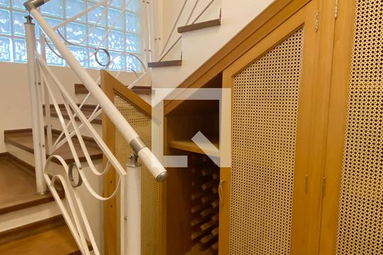 Escada de casa de condomínio para alugar com 5 quartos, 1400m² em Alphaville, Santana de Parnaíba