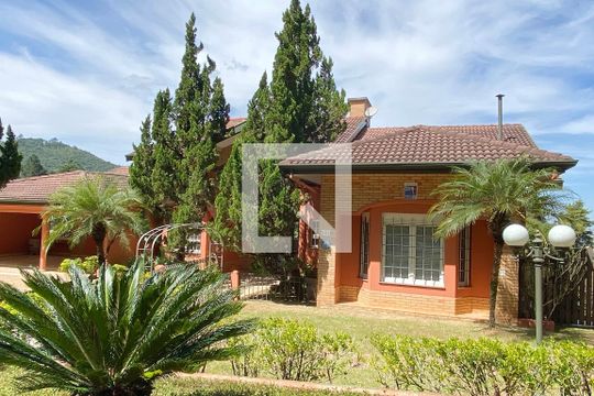 Fachada de casa de condomínio para alugar com 5 quartos, 1400m² em Alphaville, Santana de Parnaíba