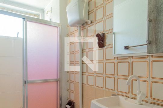 Banheiro de apartamento à venda com 1 quarto, 42m² em Vila João Pessoa, Porto Alegre