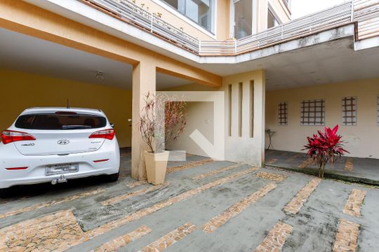 Garagem de casa para alugar com 4 quartos, 300m² em Vila Irmãos Arnoni, São Paulo