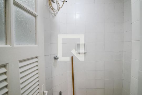 Banheiro de serviço de apartamento para alugar com 3 quartos, 120m² em Tijuca, Rio de Janeiro