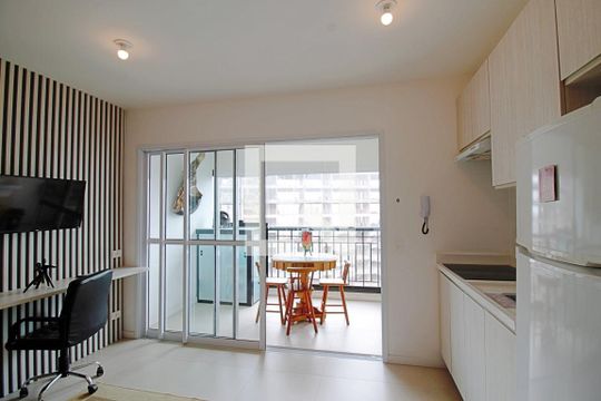 Sala e cozinha de apartamento para alugar com 1 quarto, 38m² em Vila Andrade, São Paulo