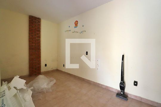 Cômodo Extra Inferior de casa para alugar com 4 quartos, 520m² em Santa Maria, Santo André