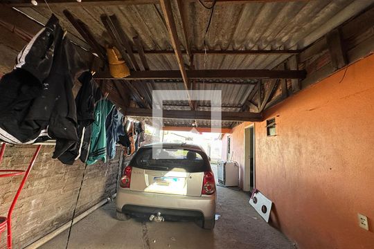 Garagem de casa à venda com 2 quartos, 90m² em Santos Dumont, São Leopoldo
