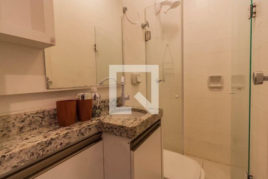 Banheiro de apartamento para alugar com 1 quarto, 39m² em Centro, Florianópolis