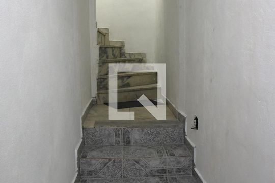 Escada de kitnet/studio para alugar com 1 quarto, 35m² em Vila Anhangüera, São Paulo