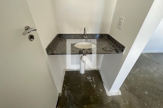 Banheiro de apartamento à venda com 1 quarto, 32m² em Várzea da Barra Funda, São Paulo
