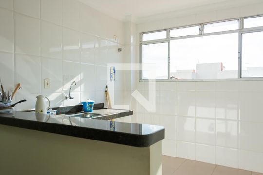 Cozinha de apartamento para alugar com 2 quartos, 120m² em Arvoredo, Contagem
