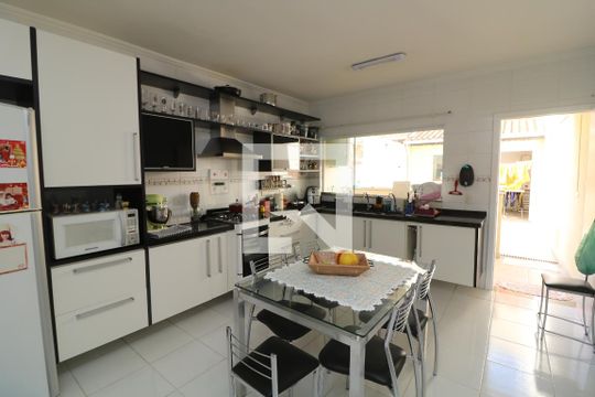 Cozinha de casa à venda com 3 quartos, 165m² em Vila Carrão, São Paulo