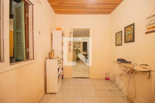 Corredor de casa à venda com 3 quartos, 190m² em Petrópolis, Porto Alegre