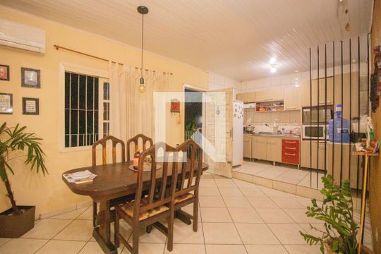 Casa à venda com 3 quartos, 190m² em Petrópolis, Porto Alegre