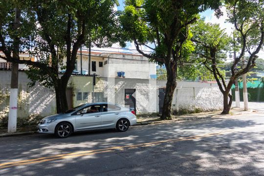 Fachada de casa à venda com 7 quartos, 376m² em Vila Cordeiro, São Paulo
