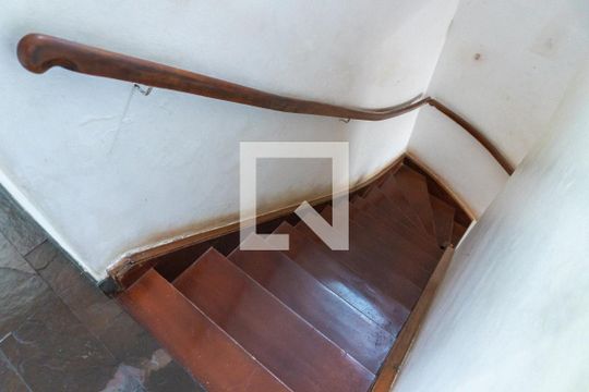 Escada de casa à venda com 4 quartos, 124m² em Mirandópolis, São Paulo