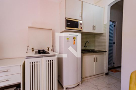 Cozinha de kitnet/studio para alugar com 1 quarto, 20m² em Matatu, Salvador