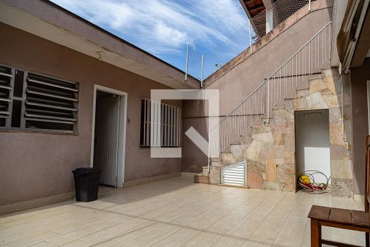 Quintal de casa para alugar com 4 quartos, 223m² em Jardim Prudência, São Paulo