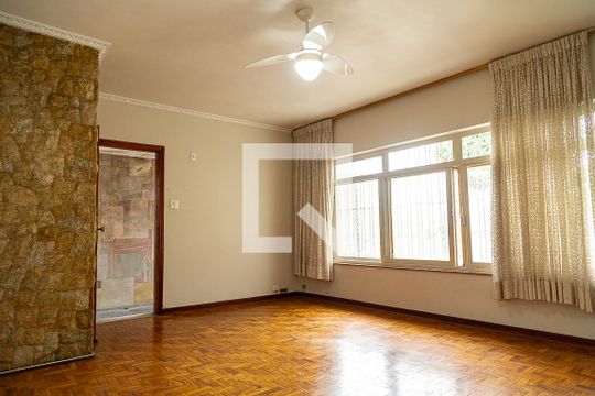 Casa para alugar com 4 quartos, 223m² em Jardim Prudência, São Paulo