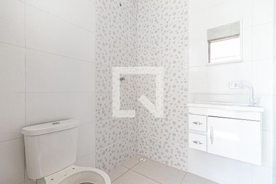 Banheiro de kitnet/studio para alugar com 2 quartos, 38m² em Parque Cisper, São Paulo