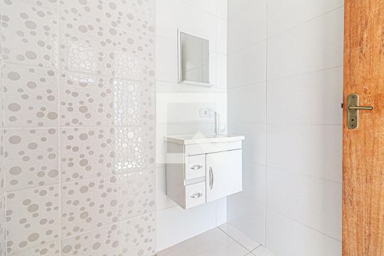 Banheiro de kitnet/studio para alugar com 2 quartos, 38m² em Parque Cisper, São Paulo
