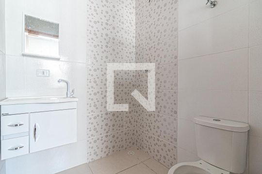 Banheiro de kitnet/studio para alugar com 2 quartos, 38m² em Parque Cisper, São Paulo