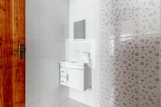 Banheiro de kitnet/studio para alugar com 2 quartos, 38m² em Parque Cisper, São Paulo