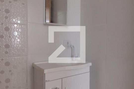 Banheiro
 de apartamento para alugar com 2 quartos, 37m² em Parque Cisper, São Paulo