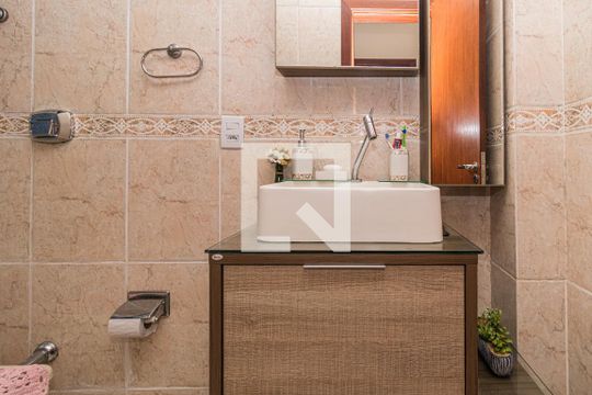Banheiro de apartamento para alugar com 2 quartos, 93m² em São João, Porto Alegre
