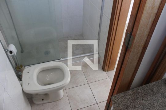 Banheiro da Suíte de apartamento para alugar com 2 quartos, 90m² em Centro, São Vicente