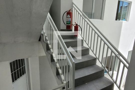 Escadas Externas de kitnet/studio para alugar com 1 quarto, 43m² em Parque Pinheiros, Taboão da Serra