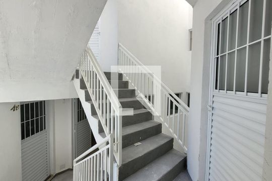 Escadas Externas de kitnet/studio para alugar com 1 quarto, 43m² em Parque Pinheiros, Taboão da Serra