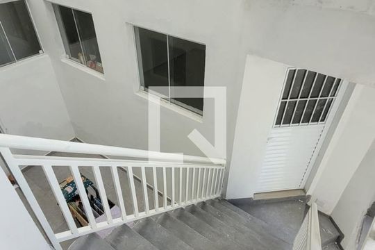 Escadas Externas de kitnet/studio para alugar com 1 quarto, 43m² em Parque Pinheiros, Taboão da Serra