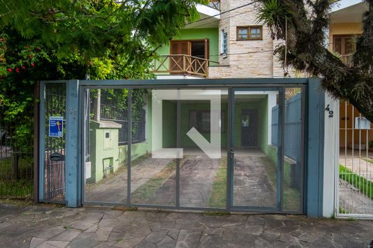 Fachada de casa à venda com 5 quartos, 222m² em Ipanema, Porto Alegre