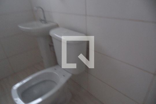 Banheiro de apartamento para alugar com 2 quartos, 46m² em Parque Continental I, Guarulhos