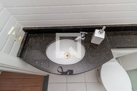 Banheiro de apartamento para alugar com 2 quartos, 42m² em Sarandi, Porto Alegre