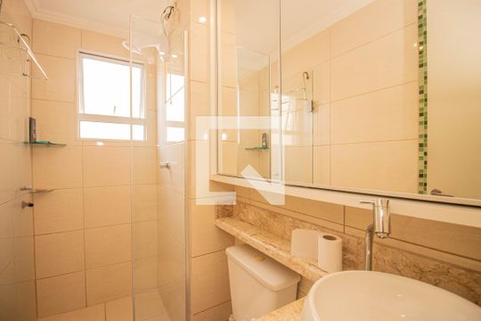 Banheiro de apartamento à venda com 3 quartos, 53m² em Mário Quintana, Porto Alegre