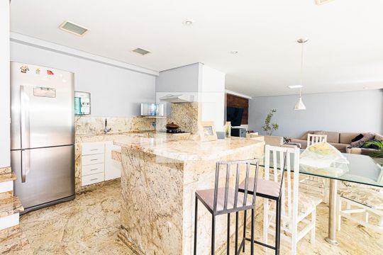 Sala e Cozinha de casa para alugar com 4 quartos, 350m² em Vila Nivi, São Paulo