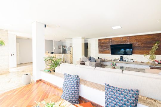 Casa para alugar com 4 quartos, 350m² em Vila Nivi, São Paulo