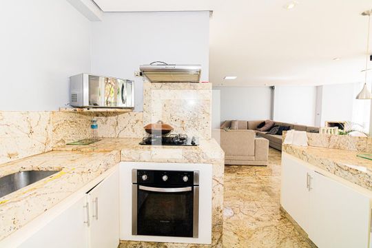 Sala e Cozinha de casa para alugar com 4 quartos, 350m² em Vila Nivi, São Paulo