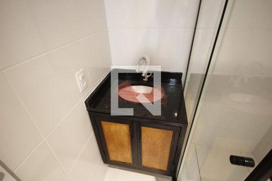 Banheiro de kitnet/studio para alugar com 1 quarto, 27m² em Vila Dom Pedro I, São Paulo