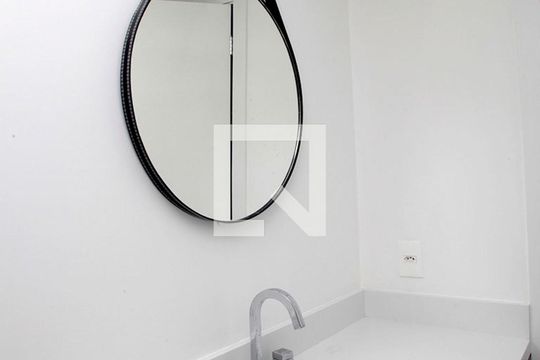 Banheiro de kitnet/studio para alugar com 1 quarto, 27m² em Centro Histórico, Porto Alegre