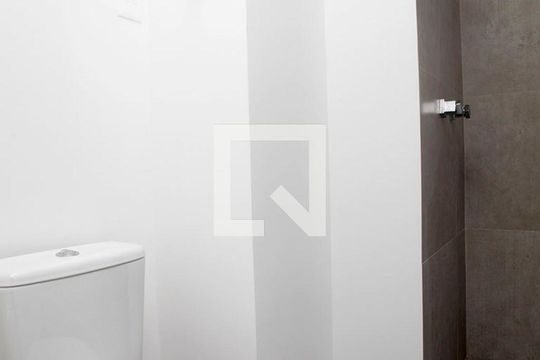 Banheiro de kitnet/studio para alugar com 1 quarto, 27m² em Centro Histórico, Porto Alegre