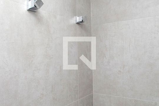 Banheiro de kitnet/studio para alugar com 1 quarto, 27m² em Centro Histórico, Porto Alegre