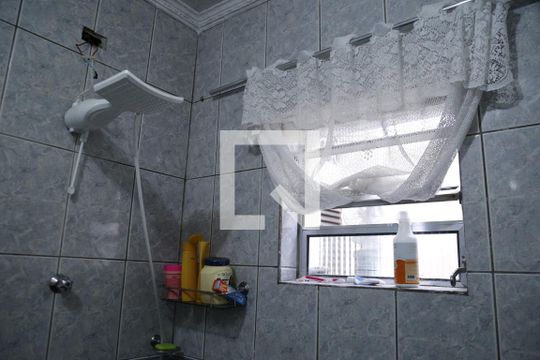 Banheiro de casa à venda com 2 quartos, 250m² em Vila Picinin, São Paulo